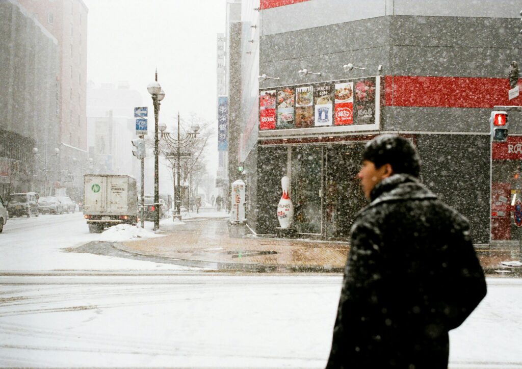 ススキノ雪と屋外用大型サイネージの風景